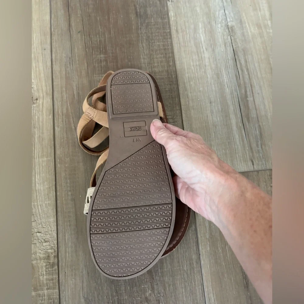 TOMS Lexie sandstorm metallic flat sandals size 7 tan